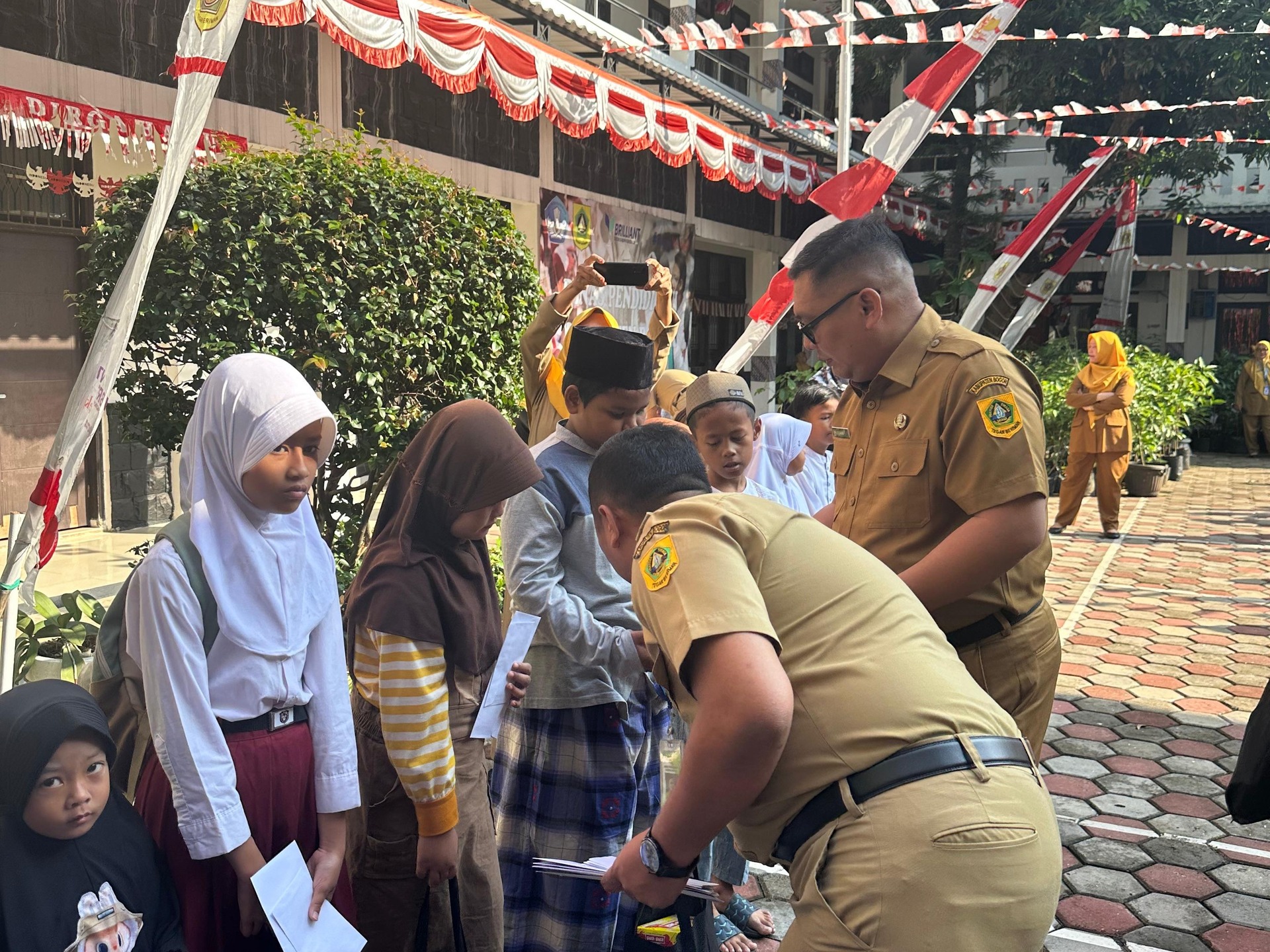 Dalam rangka Maulid Nabi Besar Muhammad saw, Dinas Pendidikan Kabupaten Bogor melaksanakan kegiatan santunan kepada 25 anak binaan,
