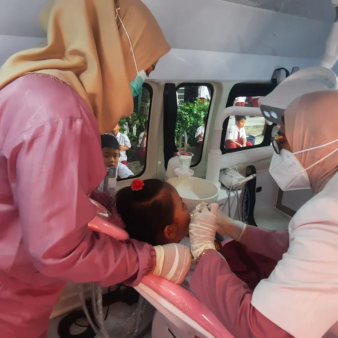 Pemeriksaan Kesehatan Gigi, Tim Kesehatan Gigi dari Kedokteran Kepresidenan Republik Indonesia mengadakan program pekan pemeriksaan dan perbaikan gigi di beberapa Sekolah Dasar Negeri (SDN)