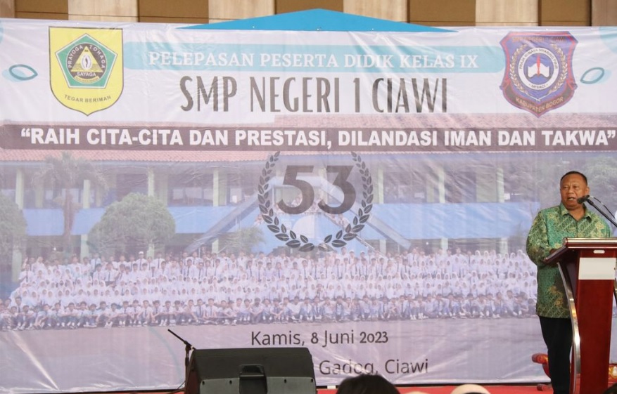 HADIRI PELEPASAN SISWA SMPN 1 CIAWI, KADISDIK INGATKAN PERAN SERTA ORANGTUA MURID DALAM PENGEMBANGAN KARAKTER ANAK