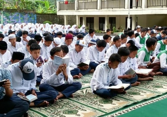 SMP Islam Al Barokah Cisarua Galakan Program keagamaan Bagi Murid