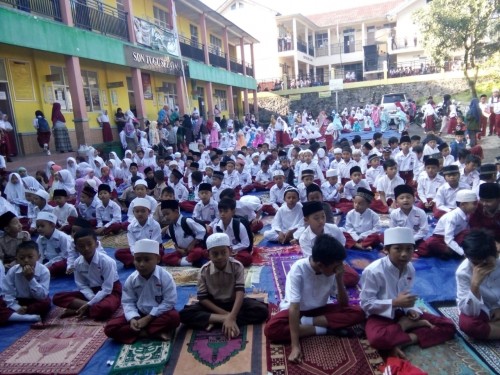 TINGKATKAN KARAKTER MURID MELALUI SANLAT