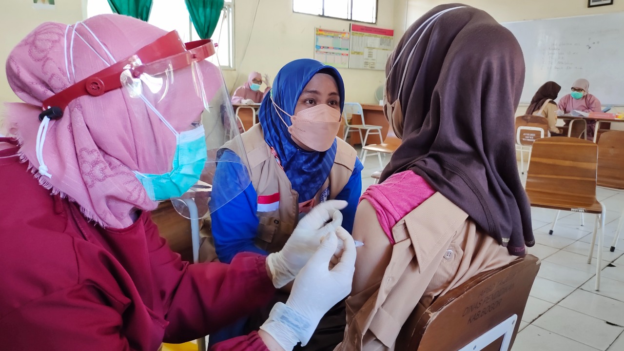 Ratusan Pelajar SMPN 2 Bojonggede Ikuti Vaksinasi Covid-19