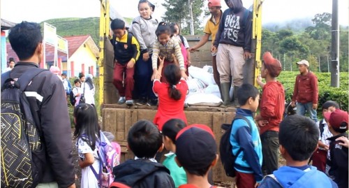 INTIP, SEMANGAT RATUSAN MURID SDN CIKONENG UNTUK BERSEKOLAH 