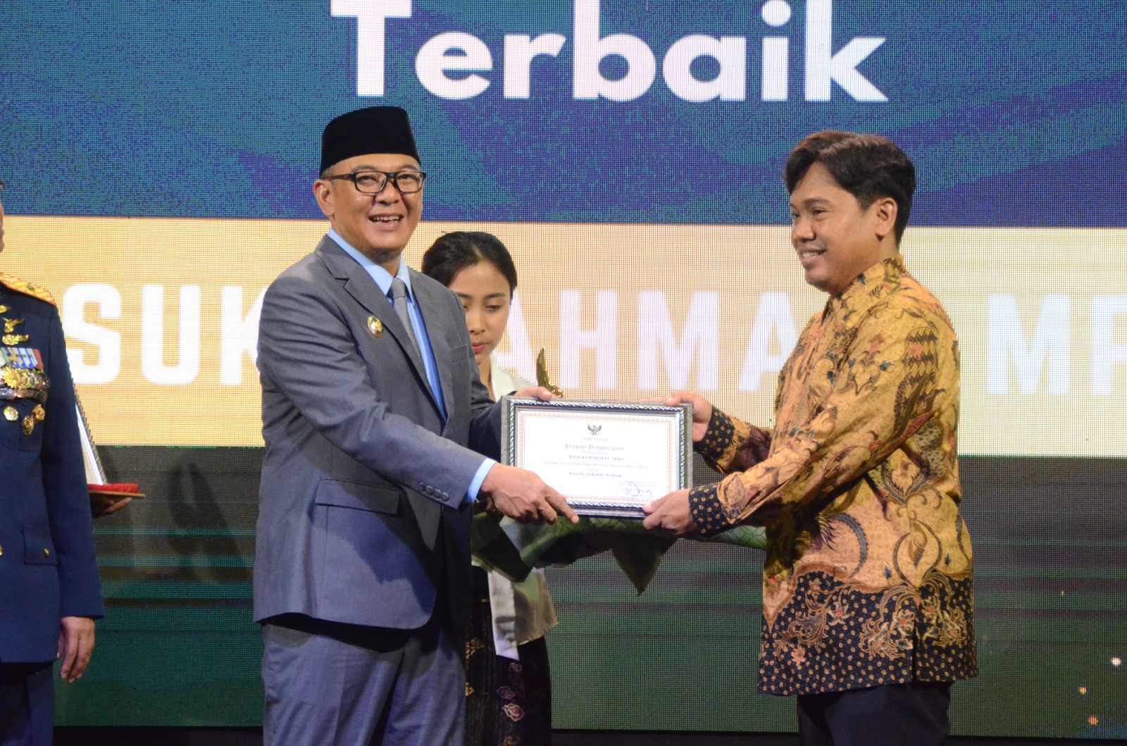 PEMDA KABUPATEN BOGOR GANJAR PENGHARGAAN PADA KEPALA SEKOLAH BERPRESTASI DI TBA 2023