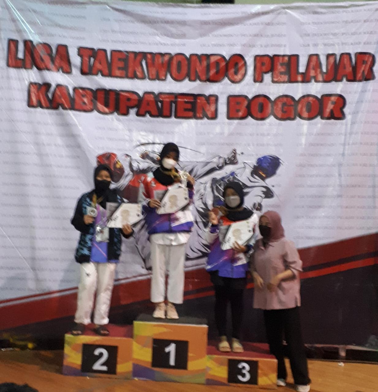 SISWI SMP IT ANUGRAH INSANI SABET GELAR JUARA TAEKWONDO TINGKAT DAERAH